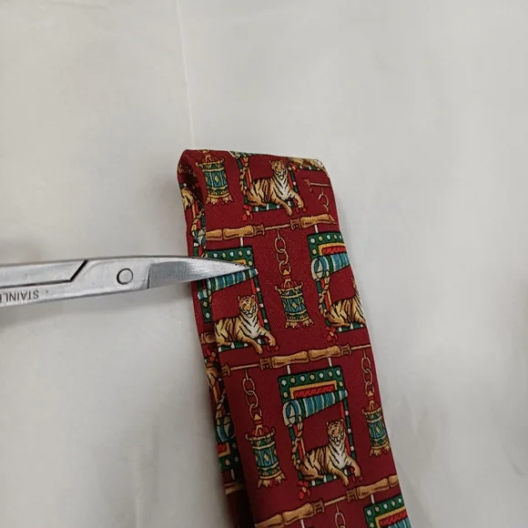 Ferragamo luxury men's silk tiger tie